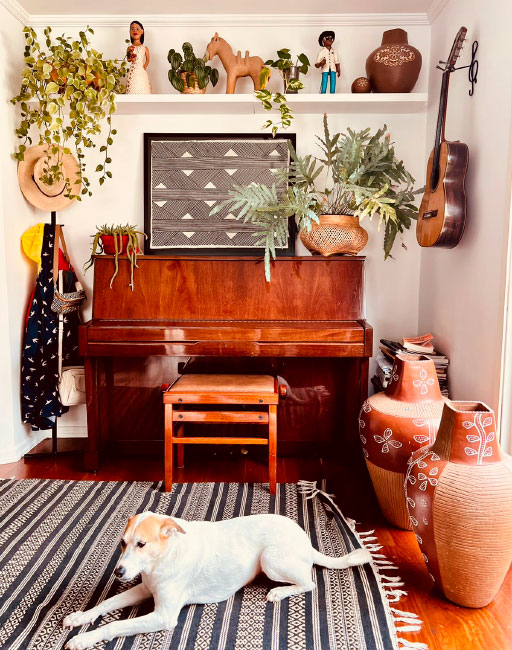 Sala decorada com um quadro emoldurado pela Moldura Minuto.