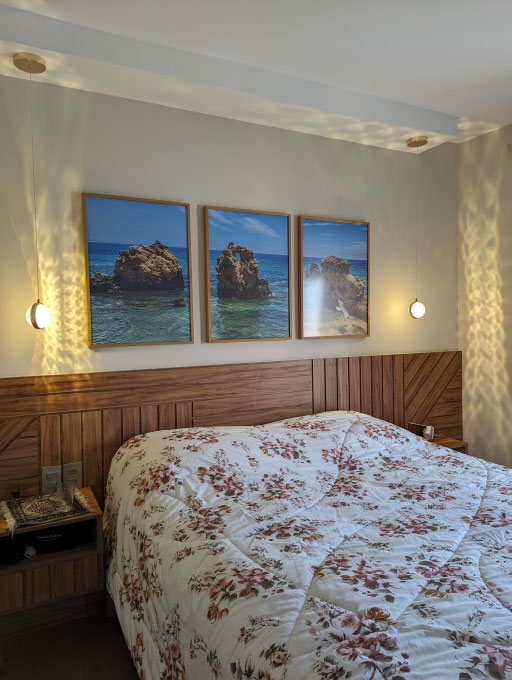 Foto de um quarto com molduras feitas pela Moldura Minuto