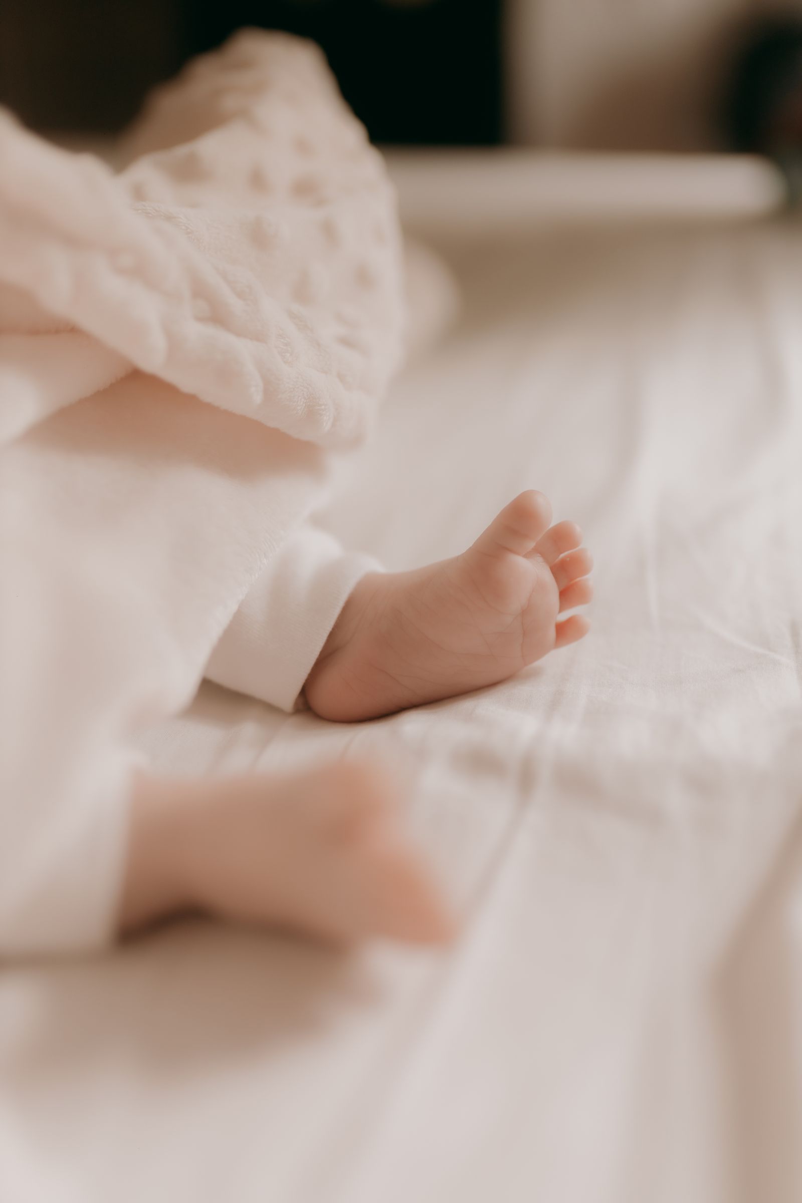 Arte da placenta de maternidade emoldurada com delicadeza, lembrando o pezinho de um recém-nascido