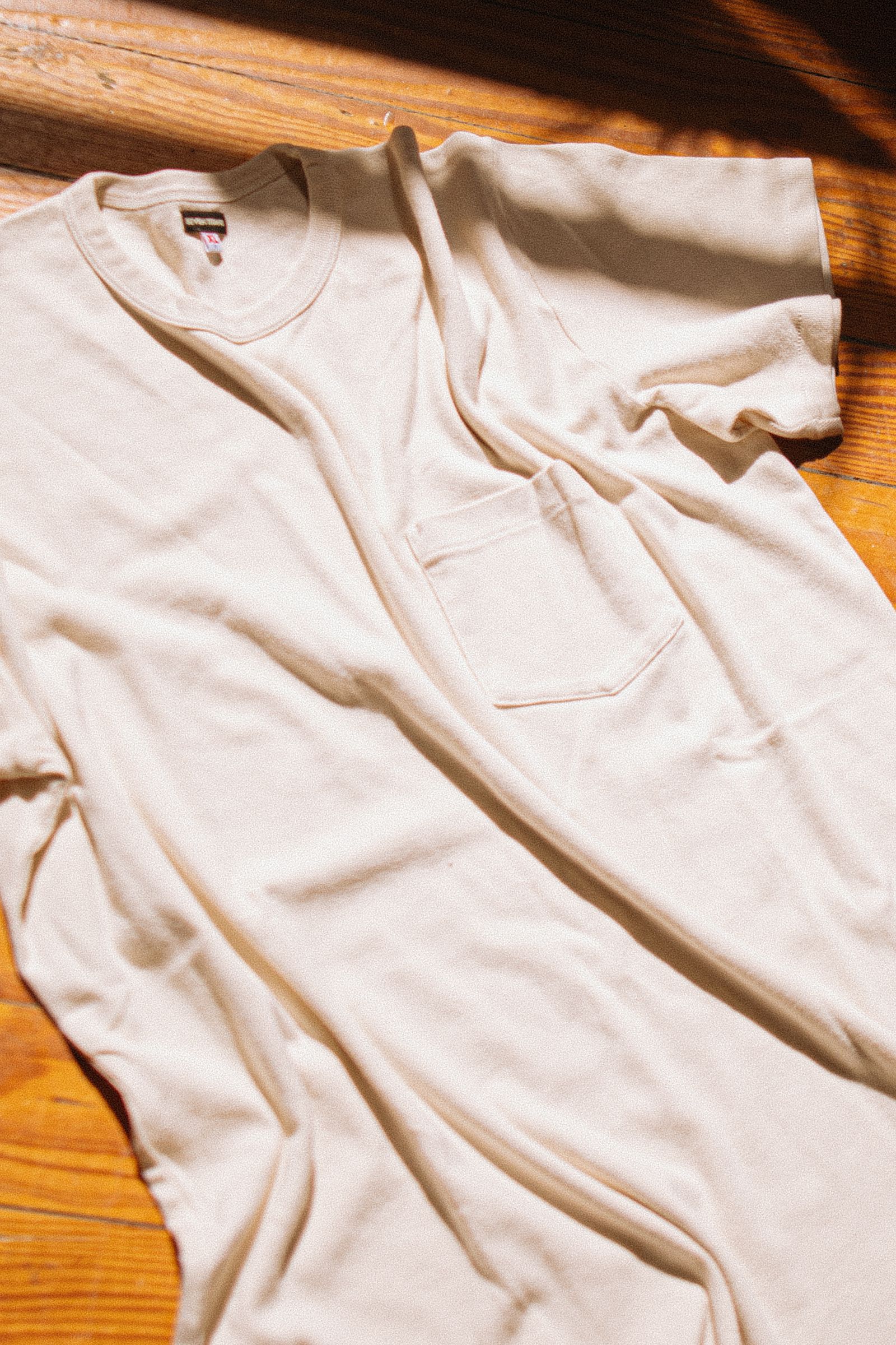 Camiseta dobrada pronta para ser emoldurada como peça de decoração afetiva
